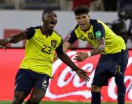 Moisés Caicedo y Piero Hincapié en un partido con la selección ecuatoriana