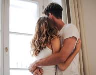 Imagen referencial de pareja abrazada.