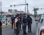 Foto de los policías descartando una amenaza de explosivos por el vehículo abandonado en el sur de Guayaquil.