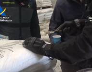 Agentes de la Guardia Civil encuentran cocaína en sacos de polvo de zeolita.