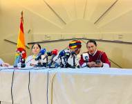 Elcira Castañeda (izq.) y Marlon Vargas, vicepresidenta y presidente de la Conaie junto a Alberto Inaguano, titular de la Ecuarunari.