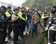 Los policías en el punto donde fue hallado el cadáver, en la avenida Simón Bolívar.