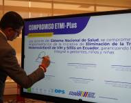 Imagen de Bernardo Darquea, viceministro de Salud Pública, firmando el compromiso de eliminar el VIH de madre a hijo.