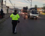 Una agente civil de tránsito realizando controles en Quito.