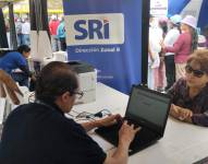 Personal del SRI en atención al cliente.