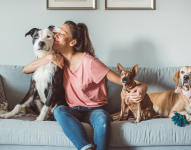 Mujer rodeada de sus mascotas