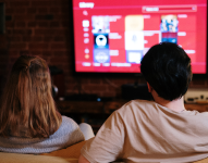 Personas viendo la televisión en una plataforma de streaming