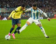 Gonzalo Plata disputa el balón contra Enzo Fernández en un partido por las Eliminatorias