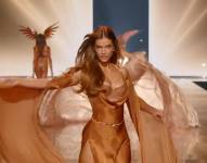 Bárbara Palvin en la pasarela de Victoria's Secret.