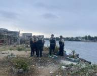 Imagen de policías en el suroeste de Guayaquil tras el hallazgo del cuerpo de un adulto mayor, este viernes 15 de agosto del 2025.