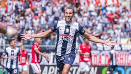 Hernán Barcos celebra un gol contra Alianza Lima