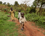 Foto referencial de niños junto a su mandre