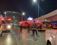 Al menos un muerto por la explosión de un carro frente a un centro comercial del norte de Guayaquil