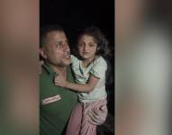 Captura de pantalla de video en el que rescatan a niña de los escombros.