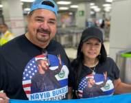 Moisés Bazán y su esposa nada más aterrizar en el aeropuerto de El Salvador el 1 de febrero de 2024.