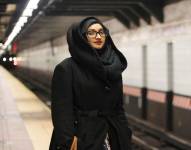 Imagen referencial de una mujer usando hiyan en Nueva York.