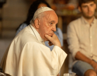 En un documental producido por Disney+, el Papa Francisco es cuestionado por un grupo de jóvenes sobre temas controversiales.