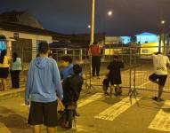 Imagen de familiares de reclusos en los exteriores de la Cárcel de Machala, al conocerse que habrá un nuevo traslado de reos, la noche del lunes 24 de noviembre.