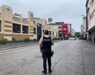 Imagen de un policía frente al Mercado Central de Guayaquil.