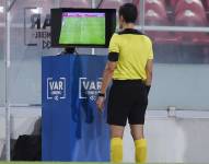 Árbitro revisa el VAR en un partido de fútbol