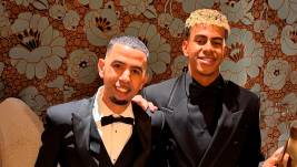 Mounir Nasraoui con su hijo, Lamine Yamal, en la gala del Balón de Oro 2025
