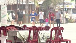 Imagen de mesas vacías en un local de comida, cerca al balneario de Playas.