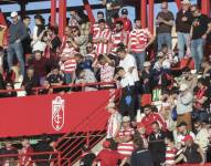 El público del partido Granada - Athletic observa la zona donde un asistente es atendido por los servicios médicos