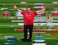 Florian Thürler junto la colección de sus camisetas