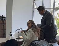 Tannya Varela y su abogado antes de la audiencia de formulación de cargos.