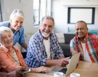 Adultos mayores en una foto referencial.