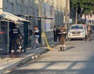 Agentes de Criminalística y Dinased acudieron al lugar para el levantamiento del cadáver y la recolección de indicios.