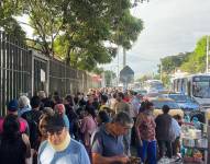 Imagen de cientos de ciudadanos haciendo fila en los exteriores del Hospital Teodoro Maldonado Carbo esperando su turno para acudir a sus citas y exámenes médicos.