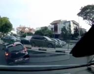 Momento exacto donde un auto cae dentro de un socavón en Singapur.