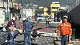 El personal de la Empresa Eléctrica Quito acudió al sitio del siniestro de tránsito para reparar el sistema de electricidad.