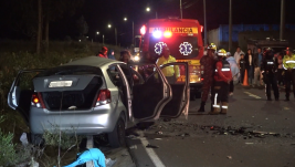 Un auto se impactó de frente contra un vehículo tipo SUV, en la Avenida de la República.