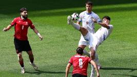 Jugadores de ambas selecciones disputando el balón.