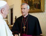 El papa con Joseph Strickland en una imagen de 2020.