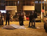 La pareja fue baleada dentro de un carro. Cuando llegó el personal de Criminalística y Dinased, los cuerpos fueron colocados en la calle.