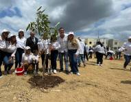 El presidente del BIESS Jorge Muñoz y el concejal de Guayaquil Jorge Rodríguez en la cuarta edición de Sembratón del grupo Ambiensa, en la urbanización Puerta del Sol 3.