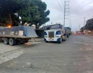 Este viernes decenas de vehículos pesados que transportaban materiales de construcción esperaban en los exteriores de la terminal portuaria de La Pradera, en el sur de Guayaquil.