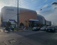 Uniformados cerraron una calle junto al Mall del Norte.