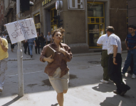 Civiles bosnios huyen de los disparos de un francotirador en las calles de Sarajevo.