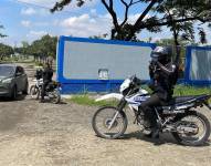 Imagen de archivo de la presencia de policías en el complejo de Emelec, donde hinchan han amenazado a los jugadores.
