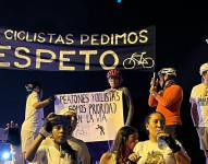 El colectivo Masa Crítica organizó una pedaleada blanca para exigir respeto a los ciclistas.