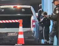 Policías acudieron a la casa de salud para levantar indicios y examinar el carro baleado.