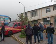 La fotografía del bus que se impactó contra una camioneta roja en la Mena del Hierro, norte de Quito.