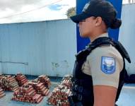 Durante la inspección, los agentes descubrieron 2 400 bloques de marihuana escondidos dentro de las estructuras metálicas.