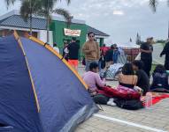 Los visitantes aguardaron en el estacionamiento del negocio.