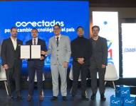 Imagen de Art Brown, embajador de EE. UU; Guy Nae, jefe del sector público de Google Cloud en Latinoamérica; el presidente Daniel Noboa; César Martín, ministro de Telecomunicaciones, Roberto Kury, gerente de CNT y Milton Larsen, director del sector público de Google Cloud en Latinoamérica.