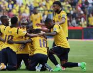Jugadores de la selección de Ecuador celebran un gol por las Eliminatorias Sudamericanas